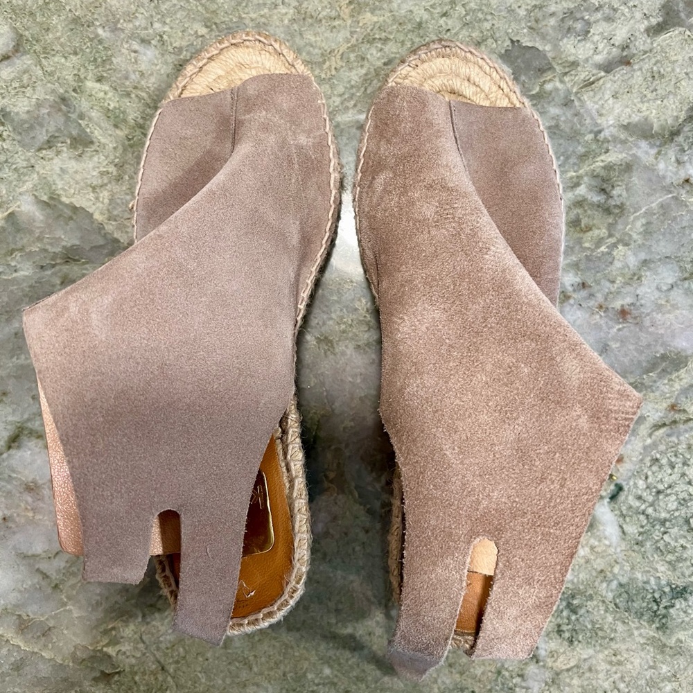 Kanna Camel Beige Suede Espadrille Sandals Gold Double Buckle Peep Toe Size 7.5